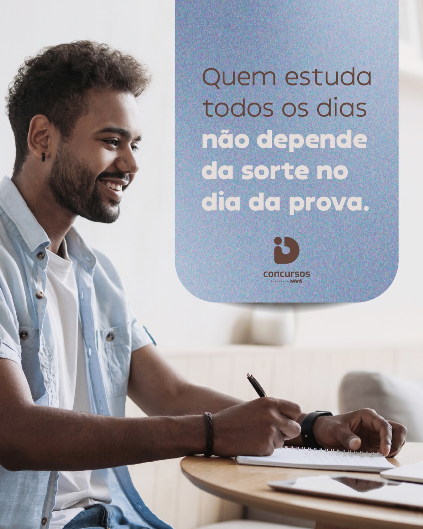 Quem estuda todos os dias não depende da sorte no dia da prova.

A aprovação não acontece por acaso. Ela é resultado de disciplina, constância e da decisão de continuar, mesmo quando o caminho parece difícil.

Cada hora de estudo é um passo a mais em direção ao seu objetivo. Continue. O seu esforço de hoje pode ser a conquista de amanhã.

ID Concursos. Processos seletivos conduzidos com transparência, seriedade e credibilidade.